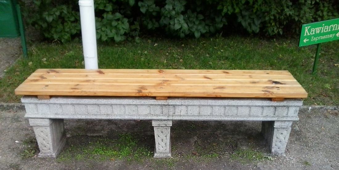 An empty park bench
